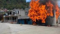 Durante los hechos de violencia, sicarios prendieron fuego a una casa en el poblado de Santa Cruz Pinar, ayer.