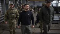 El líder Volodimir Zelenski camina junto a sus soldados cerca de la zona de combates.