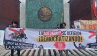 Estudiantes de la UNAM protestan en Cámara de Diputados contra recorte para becas