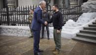 El presidente ucraniano (der.), Volodimir Zelenski, recibe en Kiev al líder de la OTAN, Jens Stoltenberg, ayer.