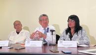 Oscar Alzaga, presidente de la ANAD (centro), en rueda de prensa, ayer.