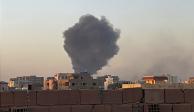 En esta fotografía proporcionada por Maheen S , humo se eleva en el cielo de Jartum, Sudán, cerca del Hospital Internacional Doha, el viernes 21 de abril de 2023
