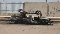 Un vehículo militar destruido se ve en el sur de Jartum, Sudán, el jueves 20 de abril de 2023. El último intento de alto el fuego entre las fuerzas sudanesas rivales fracasó cuando los disparos sacudieron la capital de Jartum.