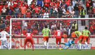 Tiago Volpi marca ayer, de penalti, el gol con el que Toluca se puso en ventaja sobre FC Juárez.