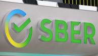 Una vista muestra el logotipo de Sber (Sberbank) en el Foro Económico Internacional de San Petersburgo (SPIEF) en San Petersburgo, Rusia.