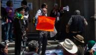 Un grupo de simpatizantes de Morena realiza una protesta pacífica a las afueras de la Corte para solicitar la renuncia de la ministra presidenta Norma Piña.