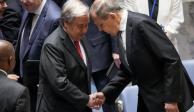 El líder de la ONU (izq.), António Guterres, saluda al canciller ruso, Serguéi Lavrov, ayer.