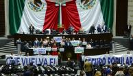 Diputados del PAN subieron a la tribuna, ayer, con carteles y mantas para exigir la vuelta del Seguro Popular.