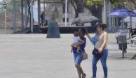 Dos mujeres y una bebé se protegen del sol en Villahermosa, la capital del estado de Tabasco, en donde el termómetro alcanzó los 35 grados Celsius, ayer.