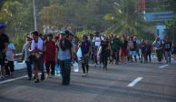 Integrantes del Viacrucis Migrante cuyo destino es la Ciudad de México tomaron camino desde muy temprano rumbo a Huixtla. Señalan que tienen que salir muy temprano para evitar el calor, sobre todo por los menores de edad