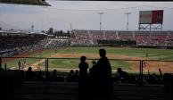 Fanáticos observan el juego entre los Diablos Rojos de México y los Tigres de Quintana Roo por la liga mexicana de béisbol en el estadio Alfredo Harp Helú.