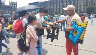 Rosalía en el Zócalo: vendedores 'hacen su agosto' con bancos, sombrillas...<br>