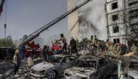 Rescatistas ucranianos laboran en un edificio alcanzado por bombas en Uman, ayer.