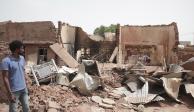 Un hombre camina por una casa golpeada en los recientes combates en Jartum, Sudán, el martes 25 de abril de 2023