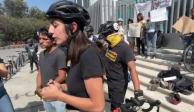 En Puebla, integrantes de colectivos de ciclistas protestaron afuera de la Fiscalía General del Estado, ayer.