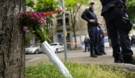Se colocan flores en memoria de las víctimas fuera de la escuela Vladislav Ribnikar en Belgrado, Serbia, el miércoles 3 de mayo de 2023. La policía serbia informa que un adolescente abrió fuego en una escuela en el centro de Belgrado.