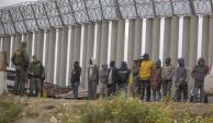 Migrantes arman campamento frente a muro fronterizo ante el final del Título 42 en EU.