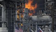 Un incendio arde en una plana química de Shell en Deer Park, Texas, el viernes 5 de mayo de 2023.