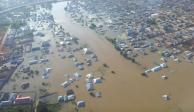 Lluvias torrenciales ocasionaron el desbordamiento de ríos, el jueves.