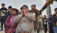 Familiares de mineros atrapados esperan afuera de una mina en Arequipa, Perú, el domingo 7 de mayo de 2023. El Ministerio Público confirmó la muerte de 27 mineros