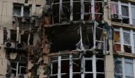 Una vista muestra un edificio de apartamentos dañado por los restos de un dron suicida, que las autoridades locales consideran vehículos aéreos no tripulados (UAV) Shahed-131/136 fabricados en Irán, derribados durante un ataque nocturno ruso, en Kiev.