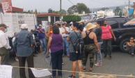 Con automóviles atravesados, lazos con pancartas y sillas de plástico, los manifestantes impidieron durante varias horas el paso de vehículos en avenida Universidad, ayer.