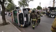 Una ambulancia se vuelca luego de ser impactada por una camioneta en calles de la alcaldía Coyoacán.