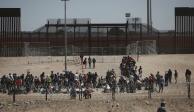 Cientos de migrantes permanecieron en la zona fronteriza de Ciudad Juárez, Chihuahua, ayer.