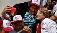 Delfina Gómez (camisa blanca), ayer, durante un evento realizado en Temoaya.