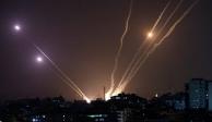 Se disparan cohetes desde Gaza hacia Israel, en Gaza.