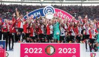 Futbolistas del Feyenoord, ayer, después de su coronación en el Estadio De Kuip.