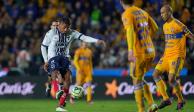 Luis Romo le pega al balón antes de marcar el gol con el que Rayados venció a Tigres el pasado 18 de marzo en el Universitario.