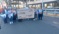 Protesta de maestros y padres contra el contenido de los libros, ayer, en la CDMX.