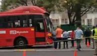 Muere Mujer atropellada en carriles de la Línea 3 del Metrobús, una unidad articulada involucrada en el incidente