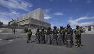 Un bloque militar refuerza filtro de seguridad afuera de la sede legislativa, ayer.