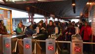 Capitalinos descienden del Metro en la estación Tepalcates de la línea A