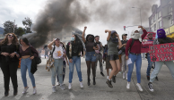 Estudiantes protestaron ayer, afuera de la Universidad Central, en Quito, por la disolución del Parlamento.