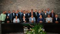 Ricardo Gallardo (centro, gris) protagonizó un encuentro con integrantes del Consejo Consultivo Potosí, representantes de las cámaras empresariales y, de forma virtual, con la mandataria capitalina.