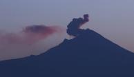 Una imagen del volcán Popocatépetl con una columna de humo que asciende, tomada el 29 de enero de 2023