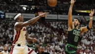 El alero de los Boston Celtics, Jayson Tatum (0), intenta bloquear al alero del Miami Heat, Jimmy Butler (22), durante el Juego 3 de las finales de la Conferencia Este de los playoffs de la NBA