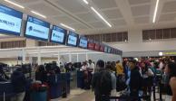 Aerolíneas alertan afectación en vuelos en CDMX y Puebla por presencia de ceniza del Popocatépetl.