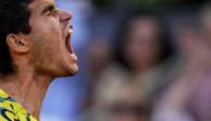 Carlos Alcaraz grita tras ganar un punto durante la final del Abierto de Madrid ante Jan-Lennard Struff en la final, el domingo 7 de mayo de 2023. (AP Foto/Manu Fernández)