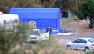 Un agente de policía, junto a un auto en una tienda de campaña habilitada para un operativo de búsqueda Madeleine McCann, la niña británica desaparecida en Algarve en 2007, cerca de Barragem do Arade, Portugal, el 23 de mayo de 2023.