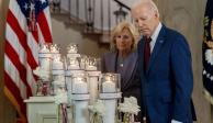 El presidente Joe Biden rinde homenaje a las víctimas junto a su esposa, Jill Biden.