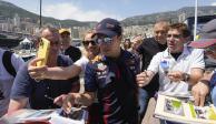 "Checo" Pérez, sublíder del campeonato de pilotos de F1, firma autógrafos a aficionados en Mónaco.