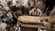En la imagen, un sarcófago antiguo de madera en el sitio de la pirámide escalonada de Zoser, en Saqqra, unos 24 kilómetros al suroeste de El Cairo, Egipto, el sábado 27 de mayo de 2023