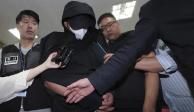 La policía lleva arrestado al hombre que abrió una puerta de emergencia durante un vuelo en Corea del Sur, en Daegu.