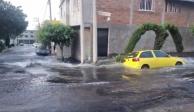 Mega fuga de agua en la alcaldía Gustavo A. Madero provoca un rio, casas y autos inundados, así como el reblandecimiento del asfalto.