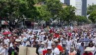 Manifestantes en el Centro Histórico de la Ciudad de México muestran su descontento por la postura del Gobierno federal con la Suprema Corte.