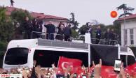 El presidente reelecto Recep Tayyip Erdoğan celebra con sus simpatizantes su triunfo desde la ciudad de Ankara tras ganar su tercer mandato consecutivo.